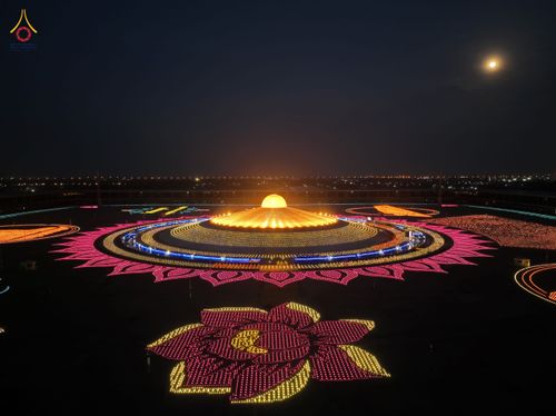 ภาพ No.81869:พิธีจุดวิสาขประทีปและเวียนประทักษิณ เนื่องในวันวิสาขบูชา วันเสาร์ที่ 3 มิถุนายน 2566 ณ ลานธรรมพระมหาธรรมกายเจดีย์ วัดพระธรรมกาย จ.ปทุมธานี