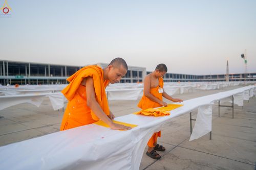 ภาพ No.321193:วันที่ 10-11 เมษายน พ.ศ.2569 การเตรียมกล่องไทยธรรม และการติดผ้ารับประเคน เพื่องานถวายมหาสังฆทาน 40,000 กว่าวัดทั่วประเทศ วันคุ้มครองโลก 22 เมษายน พ.ศ.2569 วัดพระธรรมกาย