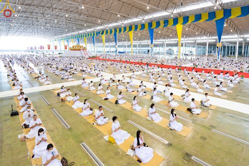 ภาพ No.83727:พิธีวางแผ่นจารึกชื่อและพิธีวางพวงมาลัยสักการะพระประธาน วันอาทิตย์ที่ 16 กรกฎาคม พ.ศ. 2566 ณ รัตนบัลลังก์ สภาธรรมกายสากล วัดพระธรรมกาย