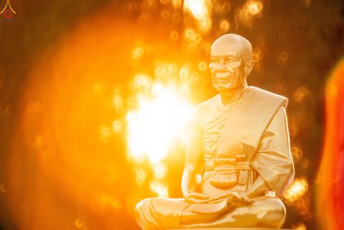 ภาพ No.281687:วันที่ 24 ธันวาคม พ.ศ.2568 พระธรรมยาตรา ปฏิบัติธรรม และถ่ายภาพหมู่ประวัติศาสตร์ ณ ลานหน้ามหาวิหารพระมงคลเทพมุนีฯ วัดพระธรรมกาย