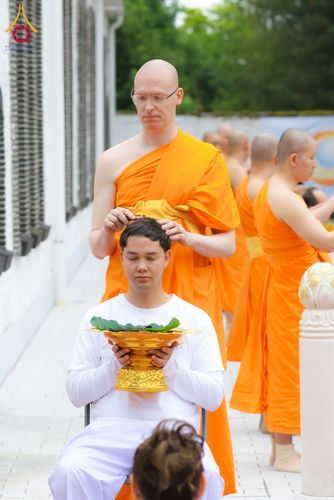 ภาพ No.336674:วันศุกร์ที่ 12 มิถุนายน พ.ศ. 2569 พิธีตัดปอยผมและพิธีปลงผมนาคธรรมทายาท  ภาคพื้นยุโรป รุ่นที่ 11   ณ วัดพระธรรมกายเบลเยียม ประเทศเบลเยียม