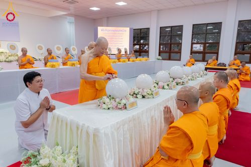 ภาพ No.294251:วันอาทิตย์ที่ 14 ธันวาคม พ.ศ.2568 พิธีเจริญพระพุทธมนต์สมโภชดวงแก้วลูกนิมิตเอก และดวงแก้วนิมิตปฏิบัติธรรม อัญเชิญประดิษฐาน  ณ วัดพระธรรมกายในประเทศสหรัฐอเมริกาและประเทศเยอรมนี 7 แห่ง ณ อาคารปลูกศรัทธา 2 วัดพระธรรมกาย