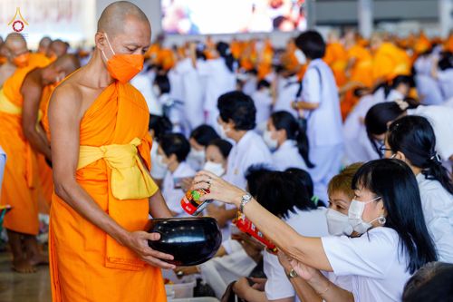 ภาพ No.76787:พิธีตักบาตรข้าวสารอาหารแห้ง  ณ บ้านแก้วเรือนทองคุณยายฯ สภาธรรมกายสากล  วัดพระธรรมกาย จ.ปทุมธานี  ในวันอาทิตย์ต้นเดือนที่ 6 มีนาคม พ.ศ. 2566