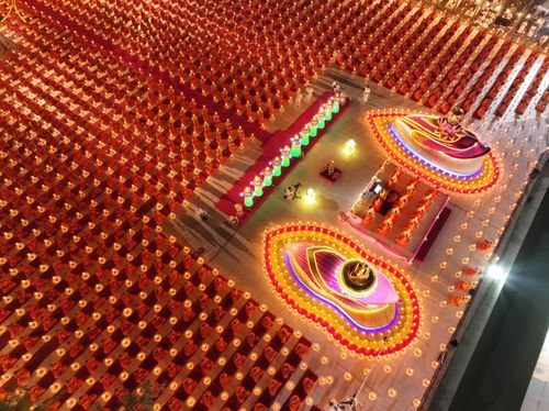 วันที่ 6 มกราคม พ.ศ. 2569 พิธีจุดประทีปถวายเป็นพุทธบูชา และบูชาธรรมมหาปูชนียาจารย์ ณ อนุสรณ์สถานมหาวิหารพระมงคลเทพมุนี (โลตัสแลนด์) อ.สองพี่น้อง จ.สุพรรณบุรี ในโครงการธรรมยาตรา กตัญญูบูชา มหาปูชนียาจารย์ พระมงคลเทพมุนี(สด จนฺทสโร) พระผู้ปราบมาร อนุสรณ์สถ