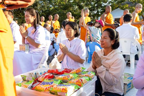 ภาพ No.282695:วันเสาร์ที่ 20 ธันวาคม พ.ศ.2568 พิธีตักบาตรพระ 10,000 รูป (ชุด 2) เนื่องในโอกาส 194 ปี จังหวัดกาญจนบุรี และอุทิศส่วนกุศลให้แด่บรรพชนทั้งหลาย บริเวณถนนสองแคว (Skywalk) เมืองกาญจนบุรี