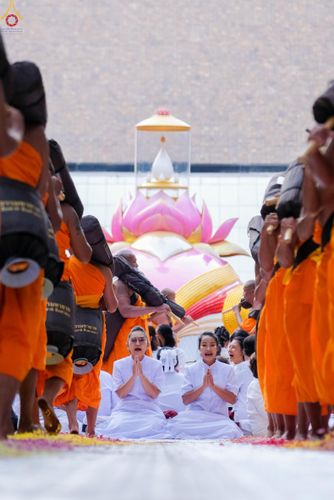 ภาพ No.287894:วันที่ 3 มกราคม พ.ศ. 2569 พิธีต้อนรับพระธรรมยาตรา ครั้งที่ 2 (ภาพชุดที่ 2) ในโครงการธรรมยาตรา กตัญญูบูชา มหาปูชนียาจารย์ พระมงคลเทพมุนี(สด จนฺทสโร) พระผู้ปราบมาร อนุสรณ์สถาน 7 แห่ง ปีที่ 14 ณ อนุสรณ์สถานมหาวิหารพระมงคลเทพมุนี (โลตัสแลนด์) อ.สองพี่น้อง จ.