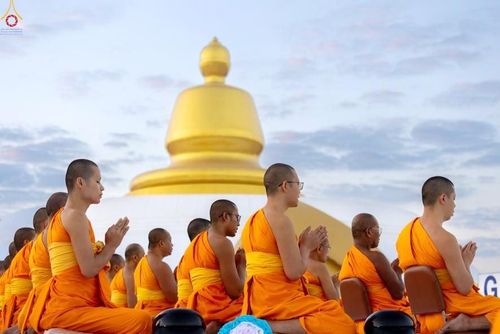 ภาพ No.302435:วันที่ 24 มกราคม พ.ศ. 2569 พิธีตักบาตรพระธรรมยาตรา ณ อนุสรณ์สถานลำดับที่ 5 สถานที่เผยแผ่วิชชาธรรมกายครั้งแรก อนุสรณ์สถานบางปลา วัดบางปลา อำเภอบางเลน จังหวัดนครปฐม ในโครงการธรรมยาตรา กตัญญูบูชา มหาปูชนียาจารย์ พระมงคลเทพมุนี(สด จนฺทสโร) พระผู้ปราบมาร อนุส