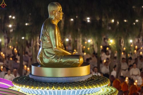 ภาพ No.290195:วันที่ 6 มกราคม พ.ศ. 2569 พิธีจุดประทีปถวายเป็นพุทธบูชา และบูชาธรรมมหาปูชนียาจารย์ (ภาพชุดที่ 2) ณ อนุสรณ์สถานมหาวิหารพระมงคลเทพมุนี (โลตัสแลนด์) อ.สองพี่น้อง จ.สุพรรณบุรี ในโครงการธรรมยาตรา กตัญญูบูชา มหาปูชนียาจารย์ พระมงคลเทพมุนี(สด จนฺทสโร) พระผู้ปรา