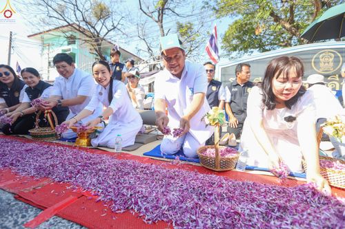 ภาพ No.304050:วันที่ 25 มกราคม พ.ศ. 2569 พิธีต้อนรับพระธรรมยาตรา  รร.สามัคคีราษฏร์บำรุง-วัดพระธรรมกาย ในโครงการธรรมยาตรา กตัญญูบูชา มหาปูชนียาจารย์ พระมงคลเทพมุนี(สด จนฺทสโร) พระผู้ปราบมาร อนุสรณ์สถาน 7 แห่ง ปีที่ 14