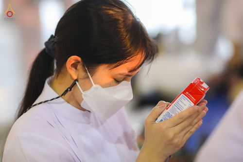 ภาพ No.76790:พิธีตักบาตรข้าวสารอาหารแห้ง  ณ บ้านแก้วเรือนทองคุณยายฯ สภาธรรมกายสากล  วัดพระธรรมกาย จ.ปทุมธานี  ในวันอาทิตย์ต้นเดือนที่ 6 มีนาคม พ.ศ. 2566