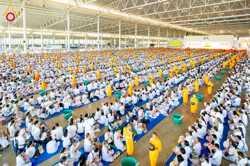 ภาพ No.215203:วันอาทิตย์ต้นเดือนที่ 6 เมษายน พ.ศ. 2568 พิธีตักบาตรข้าวสารอาหารแห้ง ณ บ้านแก้วเรือนทองคุณยาย สภาธรรมกายสากล วัดพระธรรมกาย