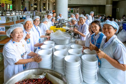 ภาพ No.325705:วันที่ 22 เมษายน พ.ศ.2569(วันคุ้มครองโลก) งานถวายมหาสังฆทาน 40,000 กว่าวัดทั่วประเทศ เจ้าหน้าที่ สาธุชน ร่วมใจจัดเตรียมภัตตาหารเพล (ชุด 2)