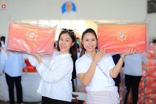 ภาพ No.322011:วันที่ 12 -13 เมษายน พ.ศ.2569 การเตรียมกล่องไทยธรรม + การขนย้ายเก้าอี้ เพื่องานถวายมหาสังฆทาน 40,000 กว่าวัดทั่วประเทศ วันคุ้มครองโลก 22 เมษายน พ.ศ.2569 วัดพระธรรมกาย