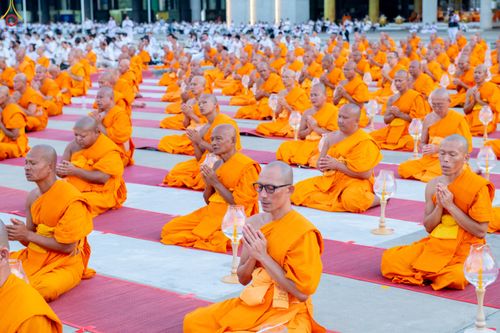 ภาพ No.307829:วันที่ 31 มกราคม พ.ศ. 2569 พิธีจุดประทีปธรรมถวายเป็นพุทธบูชา  และบูชาธรรมมหาปูชนียาจารย์ (ภาพชุดที่ 2) ณ วัดพระธรรมกาย ปทุมธานี ในโครงการธรรมยาตรา กตัญญูบูชา มหาปูชนียาจารย์ พระมงคลเทพมุนี(สด จนฺทสโร) พระผู้ปราบมาร อนุสรณ์สถาน 7 แห่ง ปีที่ 14