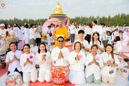 ภาพ No.302756:วันที่ 24 มกราคม พ.ศ. 2569 พิธีตักบาตรพระธรรมยาตรา(ภาพชุดที่ 2) ณ อนุสรณ์สถานลำดับที่ 5 สถานที่เผยแผ่วิชชาธรรมกายครั้งแรก อนุสรณ์สถานบางปลา วัดบางปลา อำเภอบางเลน จังหวัดนครปฐม ในโครงการธรรมยาตรา กตัญญูบูชา มหาปูชนียาจารย์ พระมงคลเทพมุนี(สด จนฺทสโร) พระผู