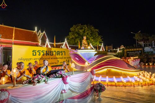 ภาพ No.294138:วันที่ 13 มกราคม พ.ศ. 2569 พิธีจุดประทีปถวายเป็นพุทธบูชา และบูชาธรรมมหาปูชนียาจารย์  (ภาพชุดที่ 2) ณ วัดสองพี่น้อง ต.ต้นตาล อ.สองพี่น้อง จ.สุพรรณบุรี ในโครงการธรรมยาตรา กตัญญูบูชา มหาปูชนียาจารย์ พระมงคลเทพมุนี(สด จนฺทสโร) พระผู้ปราบมาร อนุสรณ์สถาน 7 แห่