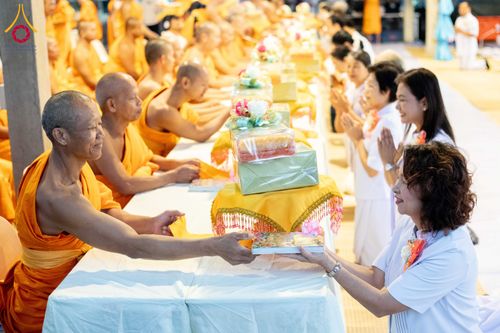 ภาพ No.288857:วันที่ 6 มกราคม พ.ศ. 2569 พิธีถวายภัตตาหารเป็นสังฆทาน แด่พระธรรมยาตรา ในโครงการธรรมยาตรา กตัญญูบูชา มหาปูชนียาจารย์ พระมงคลเทพมุนี(สด จนฺทสโร) พระผู้ปราบมาร อนุสรณ์สถาน 7 แห่ง ปีที่ 14 ณ อนุสรณ์สถานมหาวิหารพระมงคลเทพมุนี (โลตัสแลนด์) อ.สองพี่น้อง จ.สุพรร