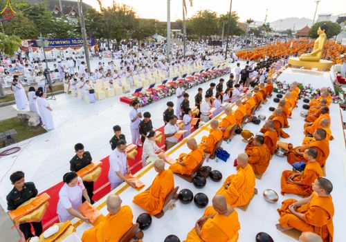 ภาพ No.282592:วันเสาร์ที่ 20 ธันวาคม พ.ศ.2568 พิธีตักบาตรพระ 10,000 รูป (ชุด 2) เนื่องในโอกาส 194 ปี จังหวัดกาญจนบุรี และอุทิศส่วนกุศลให้แด่บรรพชนทั้งหลาย บริเวณถนนสองแคว (Skywalk) เมืองกาญจนบุรี