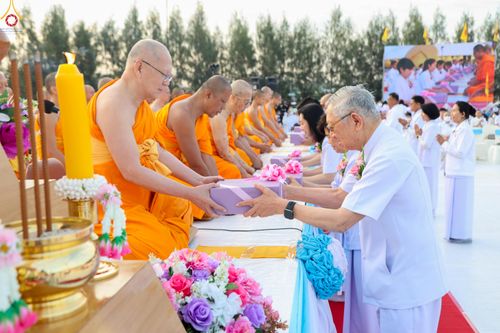 ภาพ No.302534:วันที่ 24 มกราคม พ.ศ. 2569 พิธีตักบาตรพระธรรมยาตรา ณ อนุสรณ์สถานลำดับที่ 5 สถานที่เผยแผ่วิชชาธรรมกายครั้งแรก อนุสรณ์สถานบางปลา วัดบางปลา อำเภอบางเลน จังหวัดนครปฐม ในโครงการธรรมยาตรา กตัญญูบูชา มหาปูชนียาจารย์ พระมงคลเทพมุนี(สด จนฺทสโร) พระผู้ปราบมาร อนุส