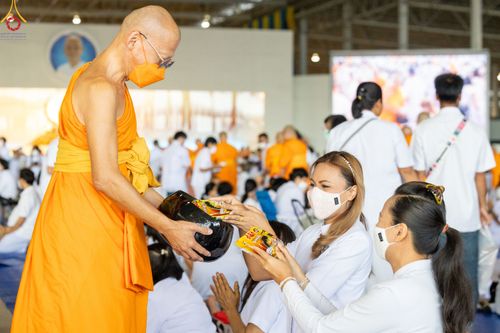 ภาพ No.82983:พิธีตักบาตร ณ บ้านแก้วเรือนทองคุณยายอาจารย์ฯ พิธีบูชาข้าวพระ ณ สภาธรรมกายสากล วัดพระธรรมกาย ในวันอาทิตย์ต้นเดือนที่ 2 ก.ค. พ.ศ.2566