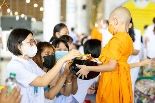 ภาพ No.81513:พิธีตักบาตร ข้าวสารอาหารแห้ง และพิธีบูชาข้าวพระ ณ สภาธรรมกายสากล วัดพระธรรมกาย วันเสาร์ที่ 3 มิถุนายน 2566