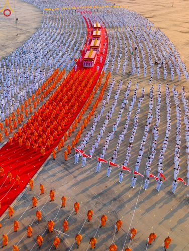 ภาพ No.79132:พิธีอัญเชิญองค์พระบรมพุทธเจ้า 24 องค์ เวียนประทักษิณรอบพระมหาธรรมกายเจดีย์ ณ วัดพระธรรมกาย  วันที่ 2 เมษายน พ.ศ. 2566