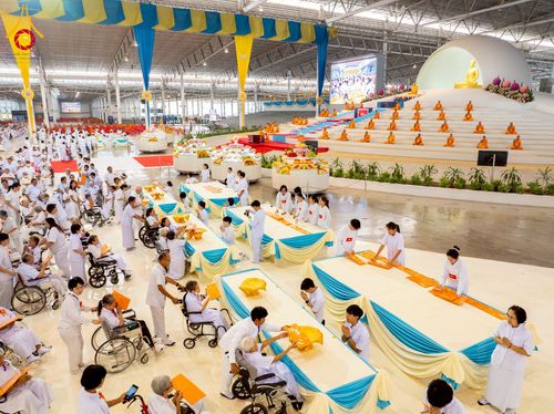 ภาพ No.215566:วันอาทิตย์ต้นเดือนที่ 6 เมษายน พ.ศ. 2568 ขบวนอัญเชิญผ้าป่าสมทบ มหาสังฆทาน 40,000 กว่าวัดทั่วประเทศ ณ สภาธรรมกายสากล วัดพระธรรมกาย