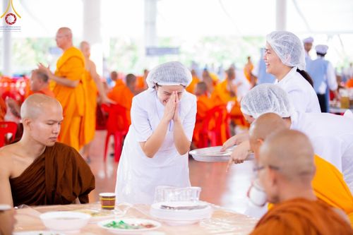 ภาพ No.58996:V.40 ภัตตาหารพระหมื่นวัด เราจัดให้ การปฏิบัติงานของเจ้าหน้าที่และอาสาสมัคร เพื่อรับบุญในการถวายภัตตาหาร แด่คณะสงฆ์ 10,000 กว่าวัดทั่วประเทศ ที่มาร่วมงานวันคุ้มครองโลก จันทร์ที่ 22 เมษายน พ.ศ. 2567 ณ วัดพระธรรมกาย