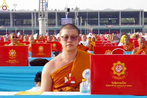 ภาพ No.221737:วันอังคารที่ 22 เมษายน พ.ศ. 2568 ภาพพิธีถวายมหาสังฆทานคณะสงฆ์ 40,000 กว่าวัดทั่วประเทศ เนื่องในวันคุ้มครองโลก ชุดที่ 2 (ปลื้มให้สมการรอคอย) ณ ลานธรรมพระมหาธรรมกายเจดีย์ วัดพระธรรมกาย
