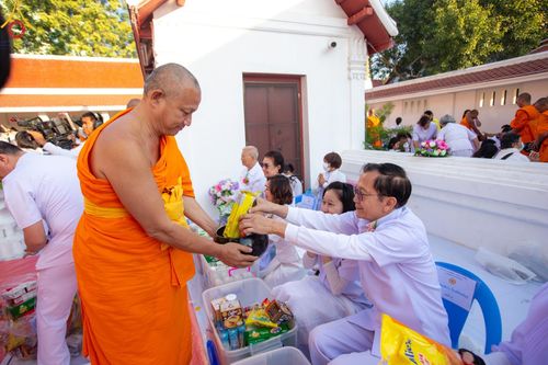 ภาพ No.197815:พิธีตักบาตรพระธรรมยาตรา ณ อนุสรณ์สถานลำดับที่ 4 สถานที่เกิดด้วยกายธรรม วัดโบสถ์(บน) ต.บางคูเวียง จ.นนทบุรี ในโครงการธรรมยาตรา กตัญญูบูชา มหาปูชนียาจารย์ พระมงคลเทพมุนี(สด จนฺทสโร) พระผู้ปราบมาร อนุสรณ์สถาน 7 แห่ง ปีที่ 13 วันที่ 19 มกราคม พ.ศ. 2568