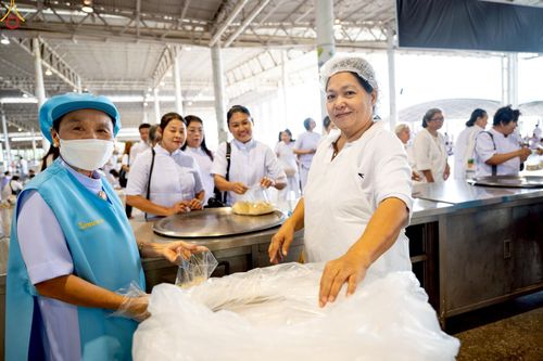 ภาพ No.240575:วันพุธที่ 27 สิงหาคม พ.ศ. 2568 พิธีตักบาตร ในวันธรรมชัย ณ วัดพระธรรมกาย จ.ปทุมธานี