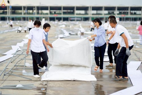 ภาพ No.225233:วันที่ 20 - 27 เมษายน พ.ศ. 2568 "ภาพแห่งความปลื้มที่ไม่มีวันจบ" คณะสงฆ์สามเณร เจ้าหน้าที่ และสาธุชน ร่วมแรงร่วมใจกันเตรียมงานและเก็บงาน เพื่อวันคุ้มครองโลก พิธีถวายมหาสังฆทานคณะสงฆ์ 40,000 กว่าวัดทั่วประเทศ