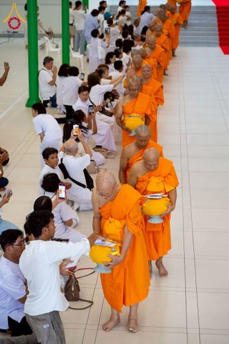 ภาพ No.244960:วันเสาร์ที่ 6 กันยายน พ.ศ. 2568 พิธีถวายบาตร บรรพชา อุปสมบทของนาคธรรมทายาท โครงการอุปสมบทหมู่บูชาธรรมครบรอบ 108 ปี  วันครูผู้ค้นพบวิชชาธรรมกาย ณ โบสถ์พระไตรปิฎก วัดพระธรรมกาย