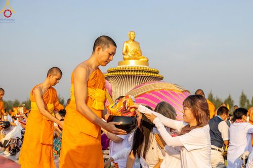 ภาพ No.201204:พิธีตักบาตรพระธรรมยาตรา ณ อนุสรณ์สถานลำดับที่ 5 สถานที่เผยแผ่วิชชาธรรมกายครั้งแรก อนุสรณ์สถานบางปลา วัดบางปลา อำเภอบางเลน จังหวัดนครปฐม ในโครงการธรรมยาตรา กตัญญูบูชา มหาปูชนียาจารย์ พระมงคลเทพมุนี(สด จนฺทสโร) พระผู้ปราบมาร อนุสรณ์สถาน 7 แห่ง ปีที่ 13