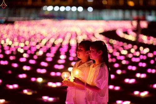 ภาพ No.224139:วันวิสาขบูชา วันอาทิตย์ที่ 11 พฤษภาคม พ.ศ. 2568 พิธีจุดวิสาขประทีป ,  พิธีเวียนประทักษิณรอบพระมหาธรรมกายเจดีย์ , พิธีฉลองชัยสวดมนต์บทธัมมจักกัปปวัตตนสูตร ครบ 7,357,000,000 จบ ณ มหารัตนวิหารคด วัดพระธรรมกาย