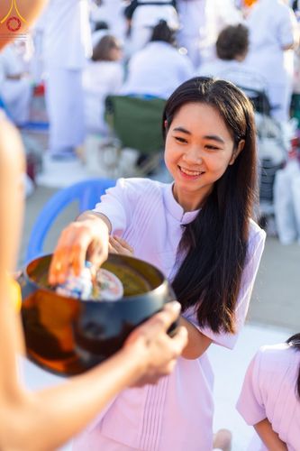 ภาพ No.187912:พิธีตักบาตรฉลองพระใหม่ ต้อนรับพุทธศักราช 2568 ณ ลานธรรมพระมหาธรรมกายเจดีย์ วัดพระธรรมกาย จ.ปทุมธานี วันที่ 1 มกราคม พ.ศ. 2568