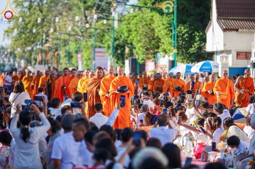 ภาพ No.311225:วันเสาร์ที่ 28 กุมภาพันธ์ พ.ศ. 2569 พิธีตักบาตรพระมหากุศล 11,250 รูป เฉลิมฉลอง 1,250 ปีศรีธรรมราชเจดีย์ สู่มรดกโลก ณ ถนนราชดำเนิน บริเวณหน้าวัดพระมหาธาตุวรมหาวิหาร อ.เมือง จ.นครศรีธรรมราช