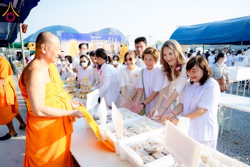 ภาพ No.200869:พิธีถวายภัตตาหารเป็นสังฆทาน แด่พระธรรมยาตรา ณ อนุสรณ์สถานบางปลา วัดบางปลา อำเภอบางเลน จังหวัดนครปฐม ในโครงการธรรมยาตรา กตัญญูบูชา มหาปูชนียาจารย์ พระมงคลเทพมุนี(สด จนฺทสโร) พระผู้ปราบมาร อนุสรณ์สถาน 7 แห่ง ปีที่ 13 วันที่ 24 มกราคม พ.ศ. 2568