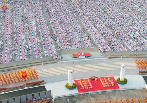 ภาพ No.187743:พิธีตักบาตรฉลองพระใหม่ ต้อนรับพุทธศักราช 2568 ณ ลานธรรมพระมหาธรรมกายเจดีย์ วัดพระธรรมกาย จ.ปทุมธานี วันที่ 1 มกราคม พ.ศ. 2568