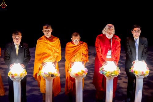 ภาพ No.249768:วันอาทิตย์ที่ 28 กันยายน พ.ศ. 2568 การปฏิบัติธรรมบูชาธรรม 108 ปี แห่งการบรรลุธรรมของหลวงปู่วัดปากน้ำ ได้จุดประทีปสันติภาพไปทั่วโลก และได้ร่วมเสวนาทางปัญญา เพื่อการขยายพระพุทธศาสนาวิชชาธรรมกายไปทั่วโลก  ในงาน HTC Newyork USA