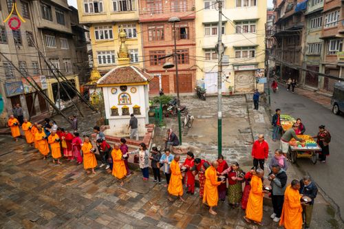 ภาพ No.132537:สามเณรเนปาล บิณฑบาต ย่านทาเมล เมืองกาฐมาณฑุ และเมืองปาฏัน ในโครงการบรรพชา 1,250 รูป ประเทศเนปาล วันที่ 20 มีนาคม พ.ศ. 2567