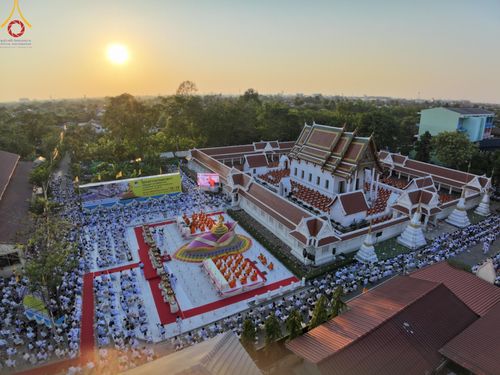 ภาพ No.197147:พิธีจุดประทีปถวายเป็นพุทธบูชา และบูชาธรรมมหาปูชนียาจารย์ ณ วัดโบสถ์(บน) ตำบลบางคูเวียง อำเภอบางกรวย จังหวัดนนทบุรี ในโครงการธรรมยาตรา กตัญญูบูชา มหาปูชนียาจารย์ พระมงคลเทพมุนี(สด จนฺทสโร) พระผู้ปราบมาร อนุสรณ์สถาน 7 แห่ง ปีที่ 13 วันที่ 18 มกราคม พ.ศ. 25