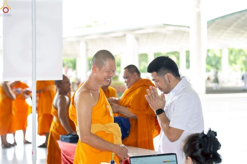 ภาพ No.235934:วันที่ 3 สิงหาคม พ.ศ. 2568 ภาพบรรยากาศ การต้อนรับปฎิสันถาร ของคณะสงฆ์ ในวันสมาธิโลก พิธีถวายมหาสังฆทาน 2,000 กว่าวัด ณ วัดพระธรรมกาย