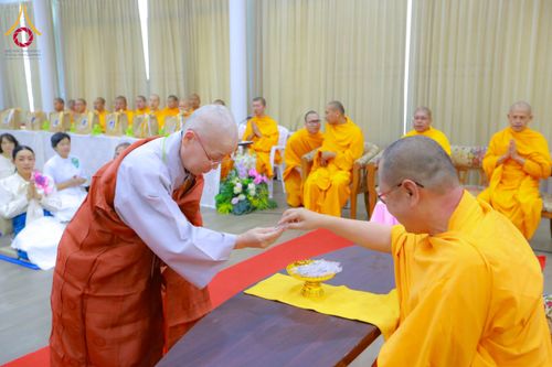 ภาพ No.197557:พิธีถวายสังฆทานคณะสงฆ์ 2 นิกายเชื่อมสัมพันธ์ไทย-เกาหลี วันอาทิตย์ที่ 5 มกราคม พ.ศ. 2568 ณ อาคารชมรมภาวนารักษ์ วัดพระธรรมกาย อำเภอคลองหลวง จังหวัดปทุมธานี