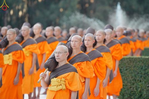 ภาพ No.186925:พระธรรมยาตราปฏิบัติธรรม และถ่ายภาพหมู่ประวัติศาสตร์ ปีที่ 13 ณ ลานทิศตะวันออก มหาวิหารพระมงคลเทพมุนี วัดพระธรรมกาย จ.ปทุมธานี วันเสาร์ที่ 28 ธันวาคม พ.ศ. 2567