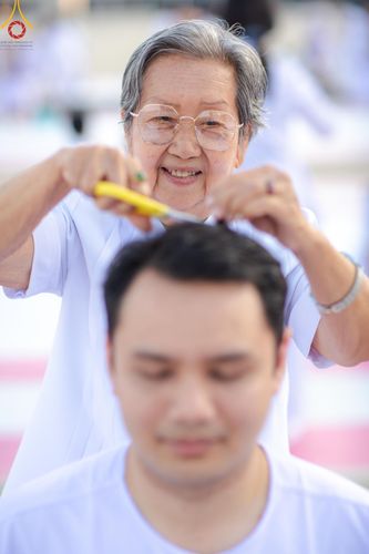 ภาพ No.179996:พิธีปลงผมนาคธรรมทายาท ในโครงการอุปสมบทหมู่ บูชาธรรมมหาปูชนียาจารย์ (ศูนย์อบรมวัดพระธรรมกาย) วันที่ 1 ธันวาคม พ.ศ. 2567 ณ ลานธรรมหารัตนวิหารคด วัดพระธรรมกาย จ.ปทุมธานี
