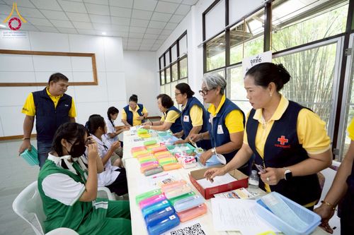 ภาพ No.230347:วันจันทร์ที่ 30 มิถุนายน พ.ศ. 2568 เจ้าอาวาสวัดพระธรรมกาย เยี่ยมอนุโมทนาให้กำลังใจ บุคลากรทางการแพทย์-เจ้าหน้าที่ผู้ปฏิบัติงาน โครงการรถตัดแว่นสายตาเคลื่อนที่สภากาชาดไทย เพื่อเด็กนักเรียนในชนบท พื้นที่จังหวัดปทุมธานี