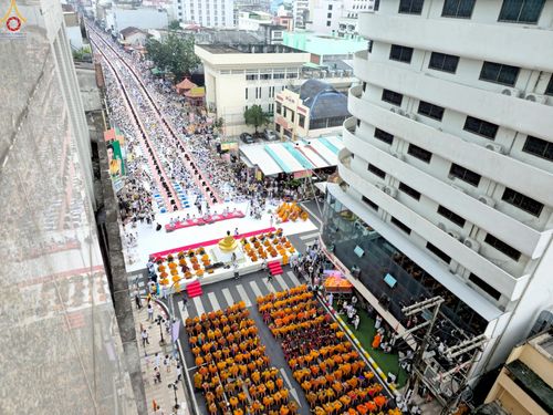ภาพ No.236929:วันอาทิตย์ที่ 10 สิงหาคม พ.ศ. 2568 มหาสังฆทานครั้งยิ่งใหญ่ ตักบาตรพระ 10,000 รูป ถ.นิพัทธ์อุทิศ 3 ใจกลางนครหาดใหญ่ จ.สงขลา