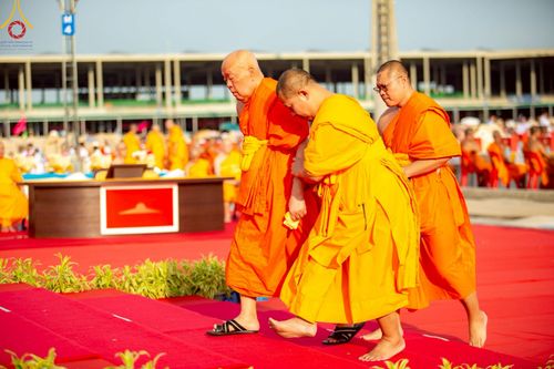 ภาพ No.221560:วันอังคารที่ 22 เมษายน พ.ศ. 2568 ภาพพิธีถวายมหาสังฆทานคณะสงฆ์ 40,000 กว่าวัดทั่วประเทศ เนื่องในวันคุ้มครองโลก ชุดที่ 2 (ปลื้มให้สมการรอคอย) ณ ลานธรรมพระมหาธรรมกายเจดีย์ วัดพระธรรมกาย