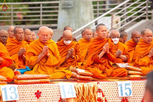 ภาพ No.126043:พิธีทำบุญเมืองนครราชสีมา ฉลอง 556 ปี ตักบาตรพระ 10,000 รูป ในวันเสาร์ที่ 2 มีนาคม พ.ศ.2567 ณ อนุสาวรีย์ท้าวสุรนารี จ.นครราชสีมา จัดโดย คณะสงฆ์จังหวัดนครราชสีมา ร่วมกับสำนักงานจังหวัดนครราชสีมา